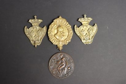 Trois crochets à miniature ou porte-montre,...