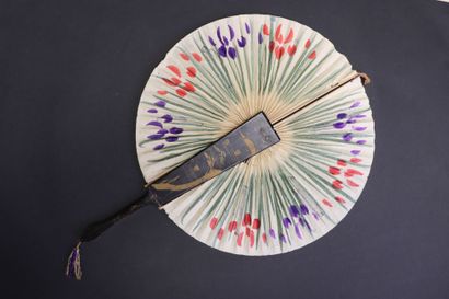 Eventail chinois en papier et laque.
L: 29...