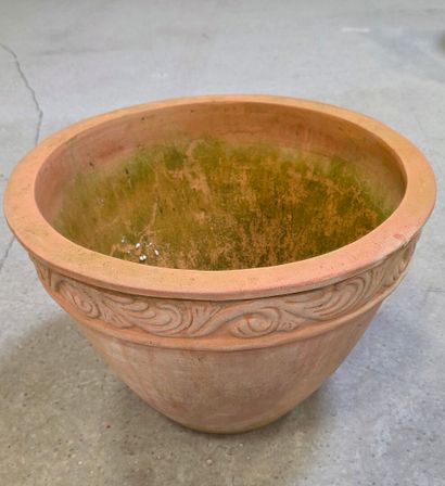 Paire de cache-pot en terre cuite, frise...