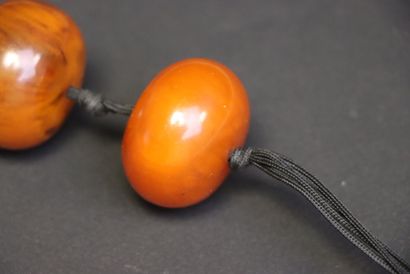 Trois grosses perles tibetaines en résine...