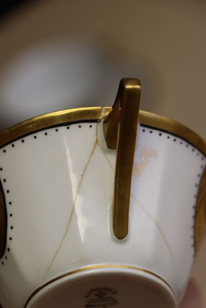Sept tasses et soucoupes en porcelaine de...