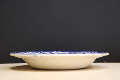 Plat creux en faïence anglaise 
H. :5 cm....