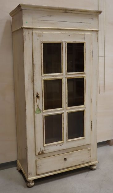 Vitrine rustique en bois laqué blanc. 
179...