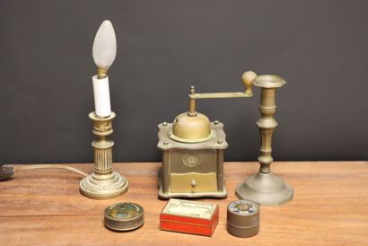 Lot comprenant: 
Bougeoir monté en lampe,...