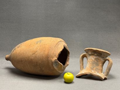 Deux éléments d' Amphores accidentées
H....