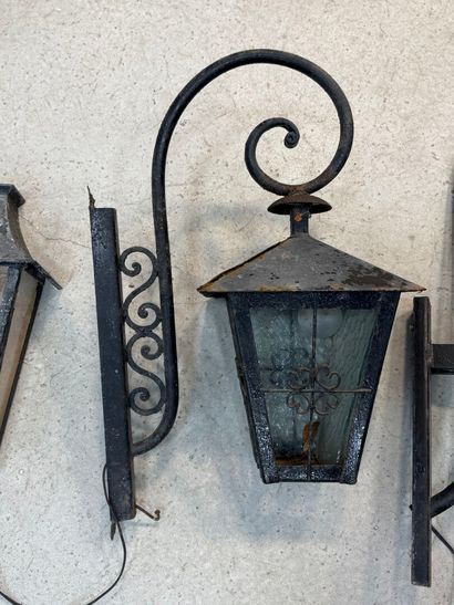 Paire d'appliques en fer forgé. 
H. :75 cm....