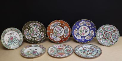 Huit assiettes en porcelaine de Chine XX°
D....