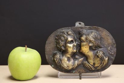 Bas-relief en bronze: le baiser des amours....