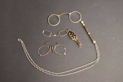 Trois binocles. 
L. :9 cm, 13 cm et 17 cm....