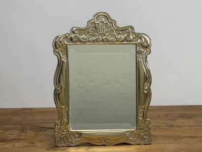 Miroir, cadre en métal argenté de style rocaille.
Travail...