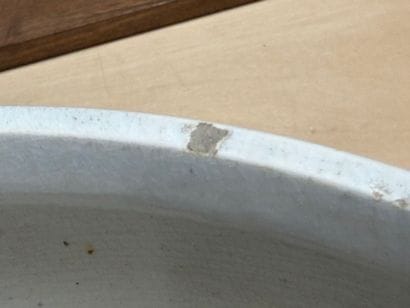 GIEN. 
Grand cache pot en faïence à décor...