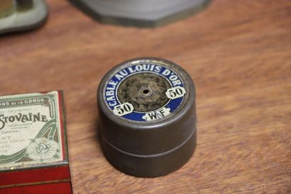 Lot comprenant: 
Bougeoir monté en lampe,...