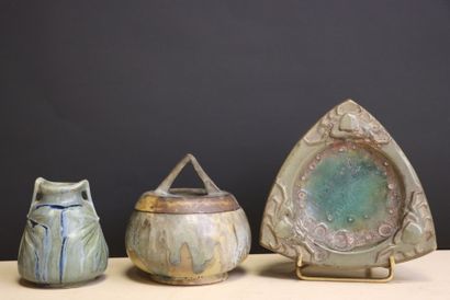 Pot couvert, petit vase et vide poche en...