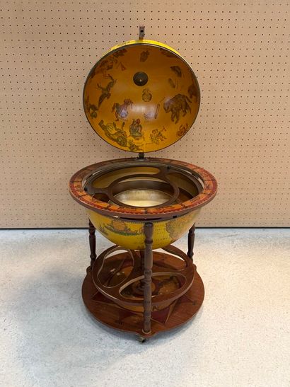 Globe terrestre formant bar. 
H. :92 cm....