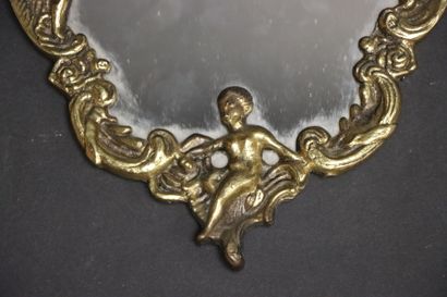 Petit miroir en bronze de style Régence.
27...