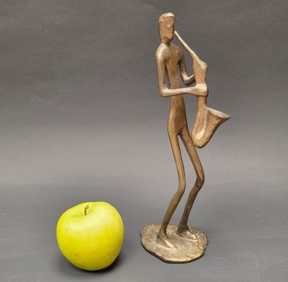 Joueur de saxophone, Statuette en bronze...