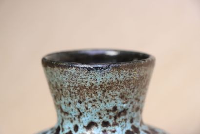 ACCOLAY
Vase en céramique émaillée. moucheté...