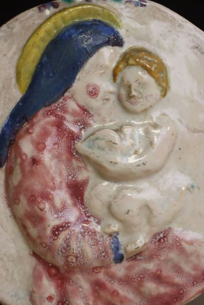 Vierge à l'enfant. 
médaillon en terre cuite...