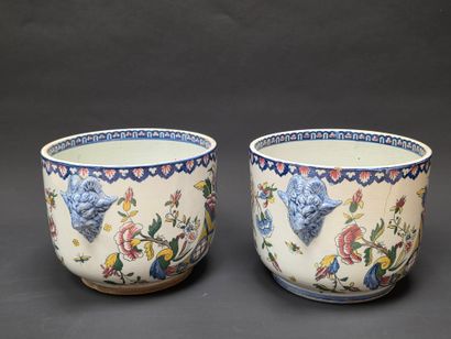 GIEN fin XIX°:
Paire de cache-pot, prises...