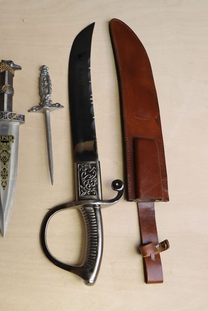 Trois poignards décoratifs et un sabre à...