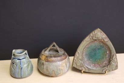 Pot couvert, petit vase et vide poche en...
