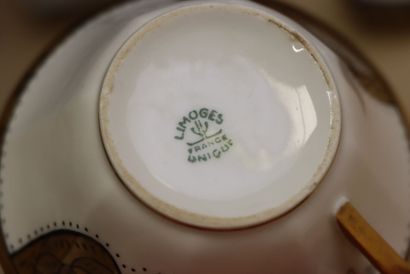 Sept tasses et soucoupes en porcelaine de...