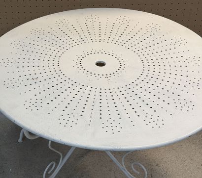Table de jardin en fer courbé et tôle
H....