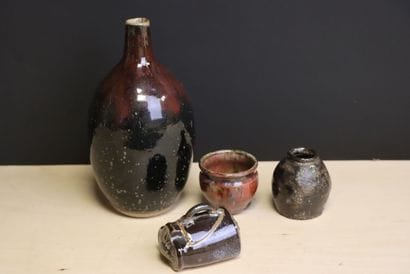 Vase à col resserré, deux pots et une boite...
