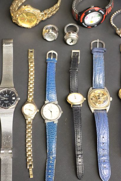 Lot de montres fantaisie.