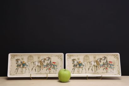GIEN 
Paire de plats à cake à décor de chevaux....