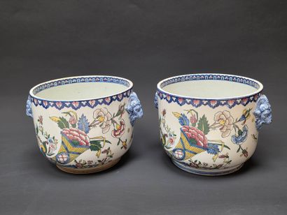 GIEN fin XIX°:
Paire de cache-pot, prises...