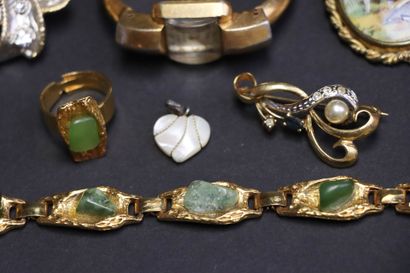Lot de bijoux fantaisie des années 1950:...