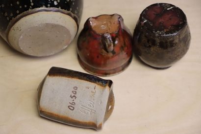 Vase à col resserré, deux pots et une boite...