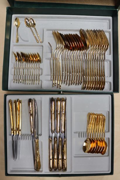 Partie de ménagère de couverts en métal doré,...