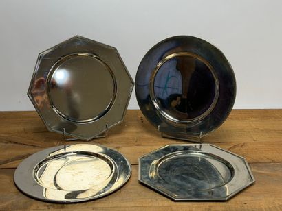 Deux paires de dessous d'assiettes argenté,...
