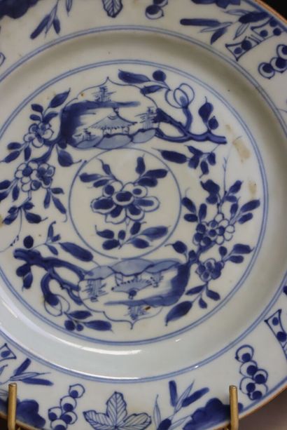 Quatre assiettes en porcelaine de Chine XVII°...