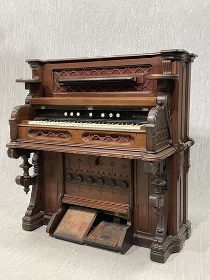 Orgue américain en acajou. 
126 x 125 x 65...