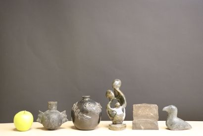 Deux vases, famille sculptures en pierre,...