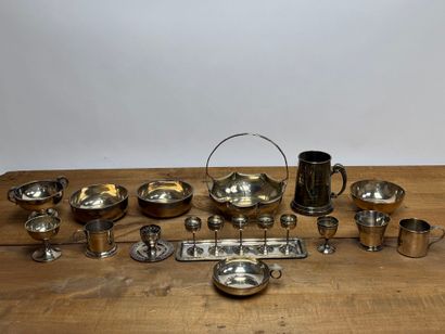 Lot de pièces en métal argenté; panier, coupes,...
