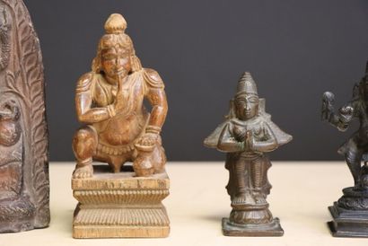 Divinités Indou - cinq sculptures en bronze,...