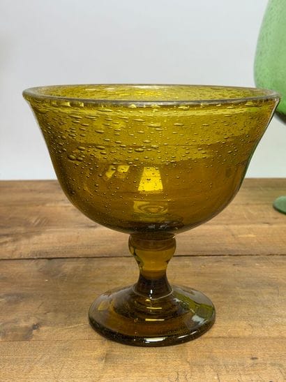 BIOT Grand vase et coupe en verre bullé ambré.
On...