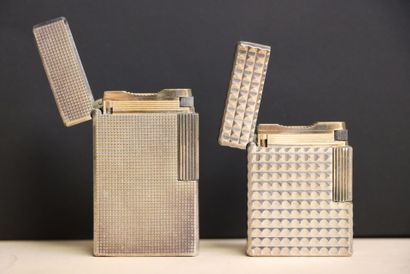 DUPONT. 
Deux briquets en métal argenté....