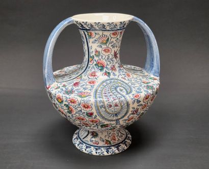 GIEN: deux vases en faience à décor cachemire.
H:...