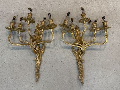 Deux appliques en bronze à cinq lumières....