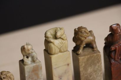 Six cachets en pierre dure à décor de chien...