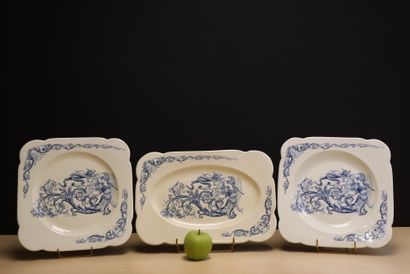 Trois plats en faïence à décor d'arabesques...