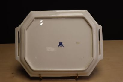 GIEN. 
Plat rectangulaire à anses à lambrequins...
