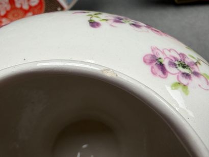 Lot comprenant: 
Deux grands plats décor...