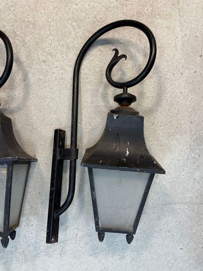 Paire d'appliques en fer forgé. 
H. :75 cm....