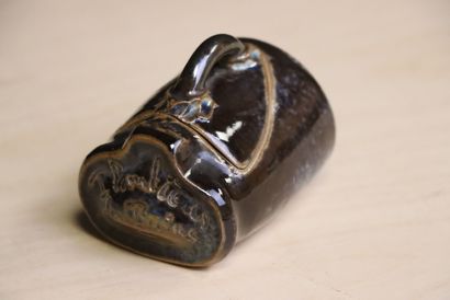 Vase à col resserré, deux pots et une boite...